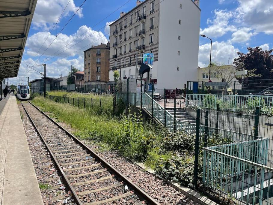 La Maison Est Situee En Face De La Gare Bondy Exterior foto