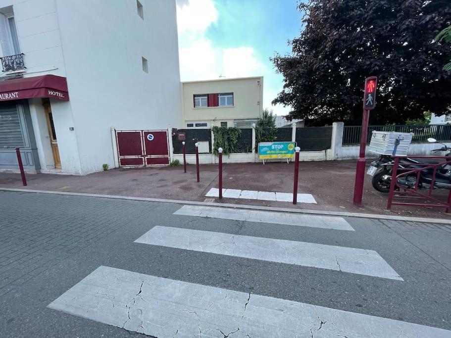 La Maison Est Situee En Face De La Gare Bondy Exterior foto